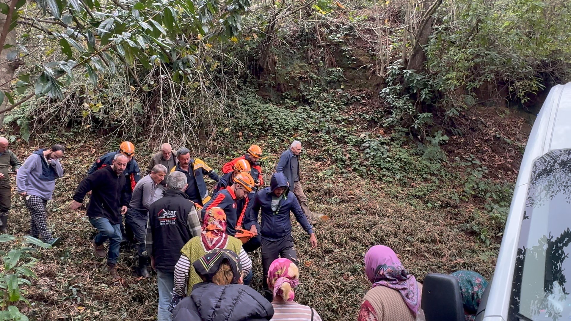 Kestiği Ağaç Üzerine Devrildi Ağaç Darbesi Vatandaşı Uçuruma Attı (4)