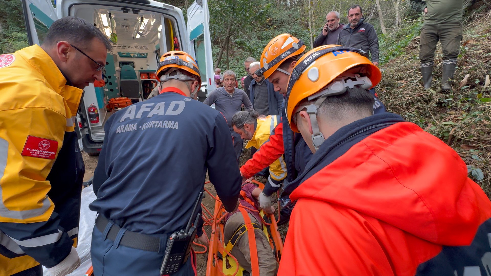 Kestiği Ağaç Üzerine Devrildi Ağaç Darbesi Vatandaşı Uçuruma Attı (5)