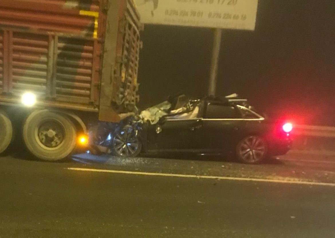 Kırmızı Işıkta Bekleyen Tıra Ok Gibi Saplandı 4 Kişi Olay Yerinde Can Verdi (4)