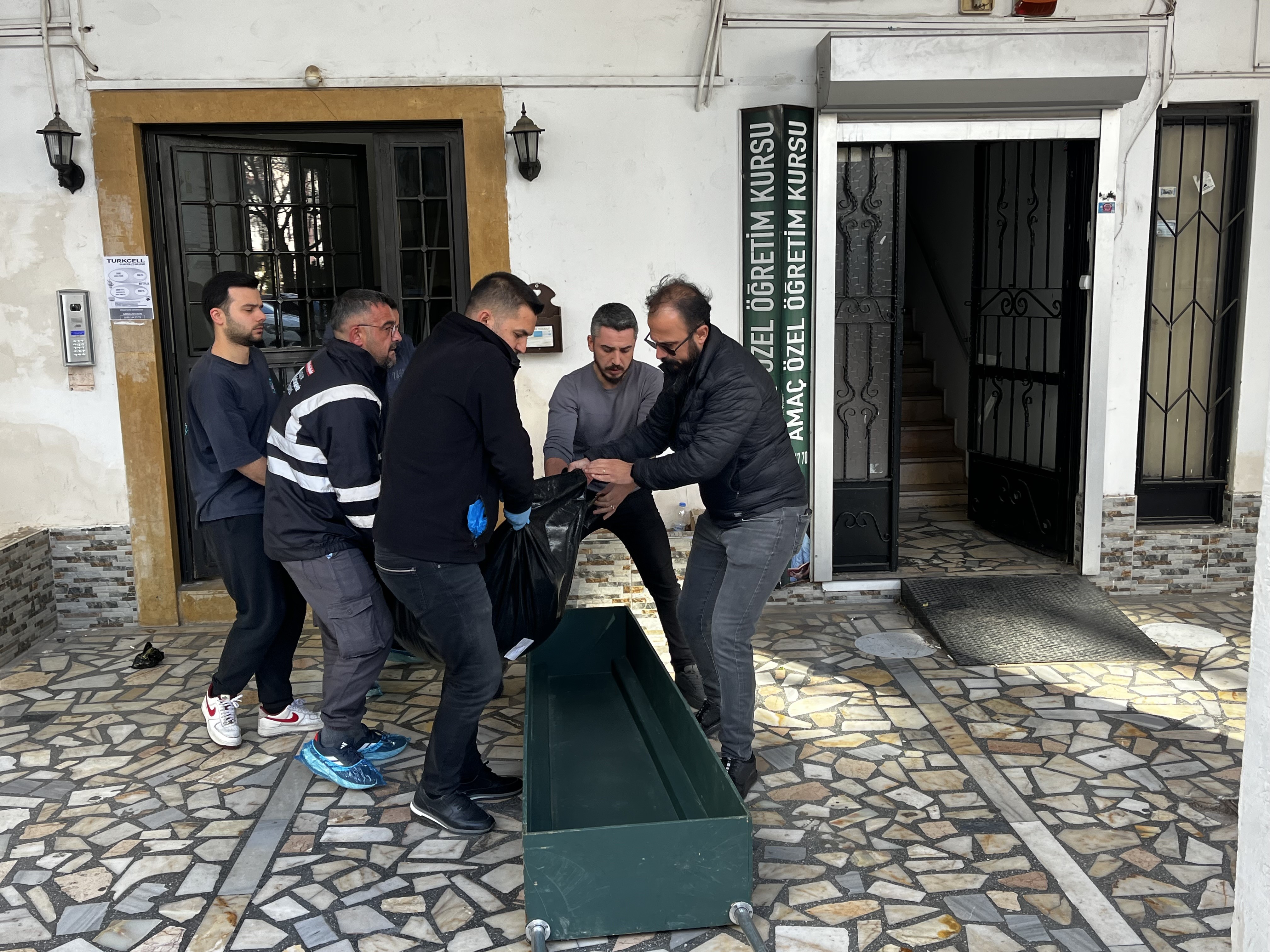 Kızı Yedek Anahtarla Girdi! Annesini Oturma Odasında Ölü Buldu (2)