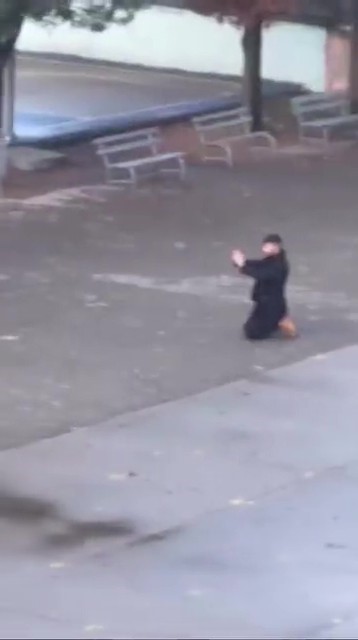 Kızına Şantaj Yaptığını Öğrendi! Şantajcı Genci Okul Bahçesinde Böyle Rehin Aldı (3)