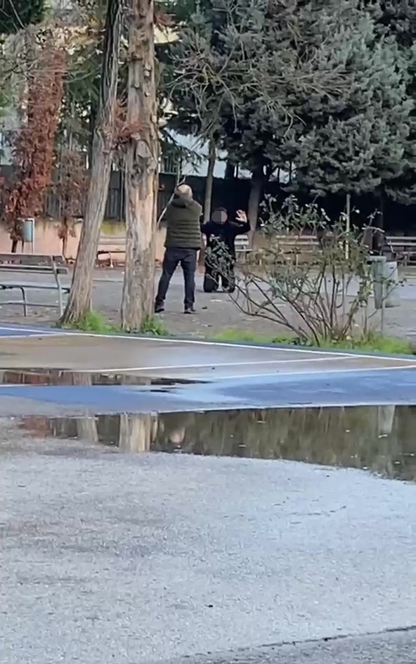 Kızına Şantaj Yaptığını Öğrendi! Şantajcı Genci Okul Bahçesinde Böyle Rehin Aldı (4)