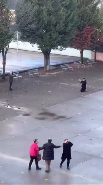 Kızına Şantaj Yaptığını Öğrendi! Şantajcı Genci Okul Bahçesinde Böyle Rehin Aldı (5)