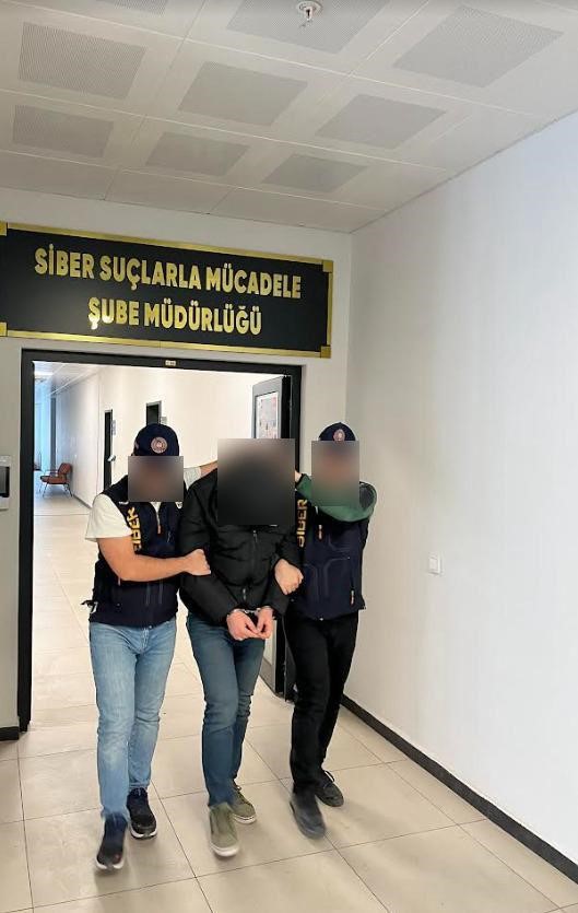 Kocaeli'nin Dilovası Ilçesinde Parfüm Fabrikası Yangınında Hayatını Kaybedenlere Yönelik Sosyal Medyada Hakaret Içerikli Paylaşımlar Yapan 2 Şüpheli Tutuklandı (1)