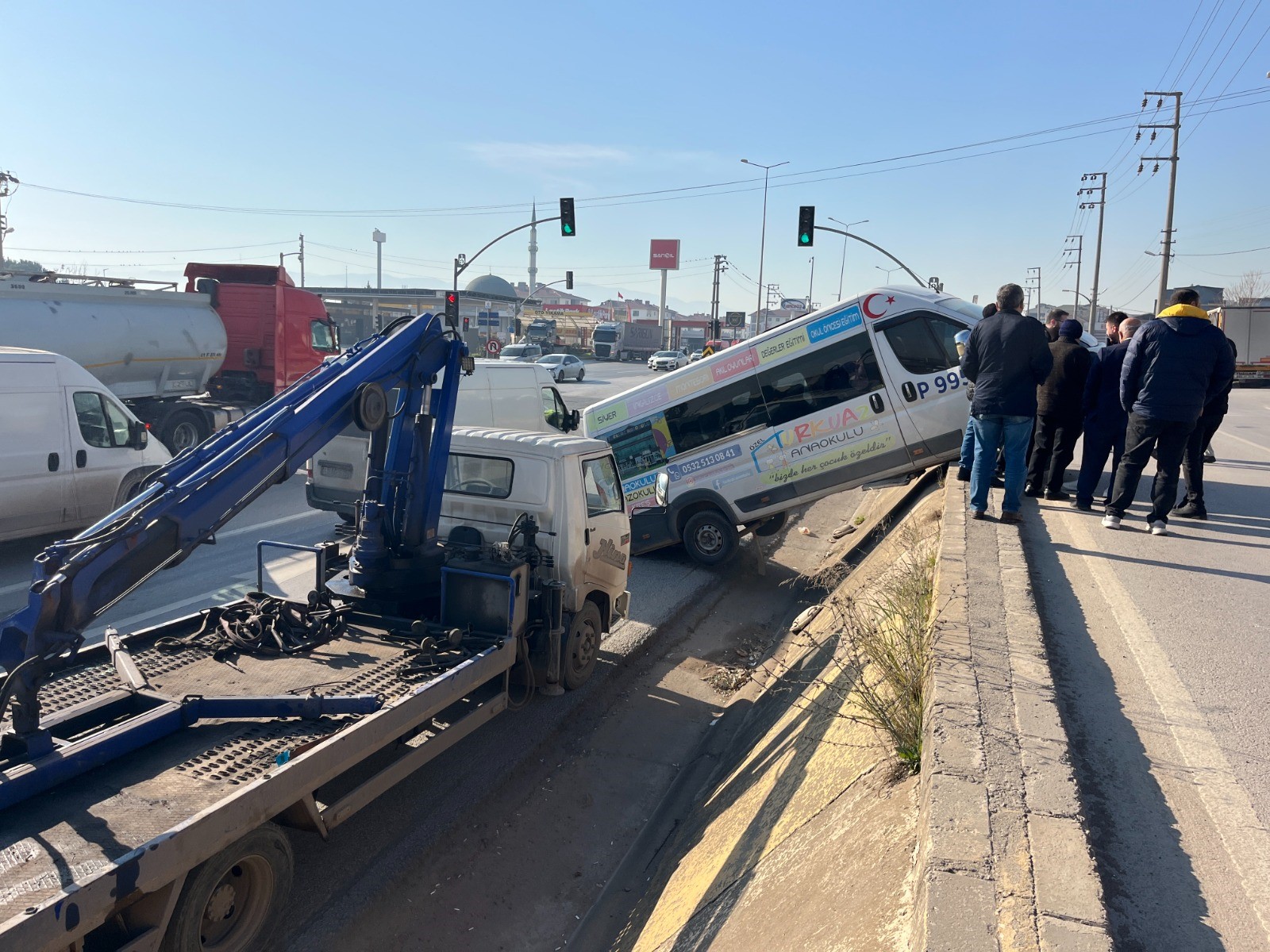 Kontrolden Çıkan Araç Istinat Duvarını Aştı, Minibüs Havada Asılı Kaldı (2)