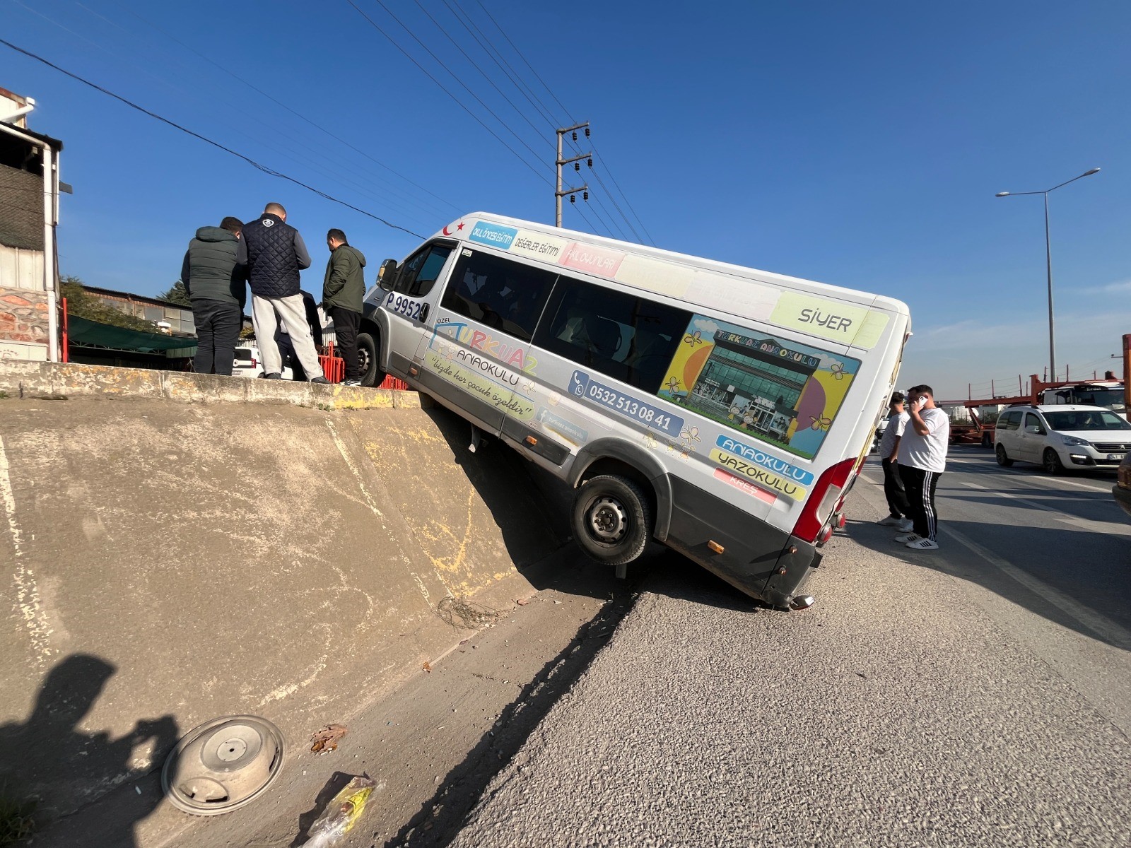 Kontrolden Çıkan Araç Istinat Duvarını Aştı, Minibüs Havada Asılı Kaldı (3)