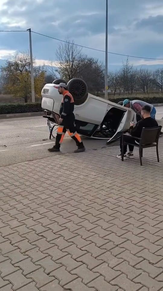 Kontrolden Çıkan Araç Takla Attı Genç Sürücü Ölümden Döndü (2)