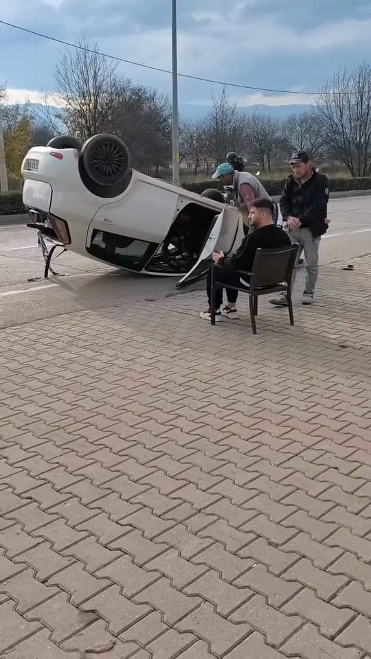 Kontrolden Çıkan Araç Takla Attı Genç Sürücü Ölümden Döndü (3)