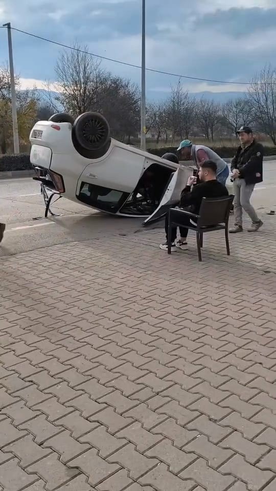 Kontrolden Çıkan Araç Takla Attı Genç Sürücü Ölümden Döndü (4)