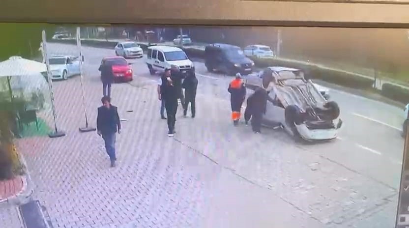 Kontrolden Çıkan Araç Takla Attı Genç Sürücü Ölümden Döndü (5)