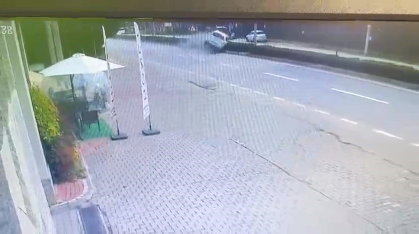 Kontrolden Çıkan Araç Takla Attı Genç Sürücü Ölümden Döndü (6)