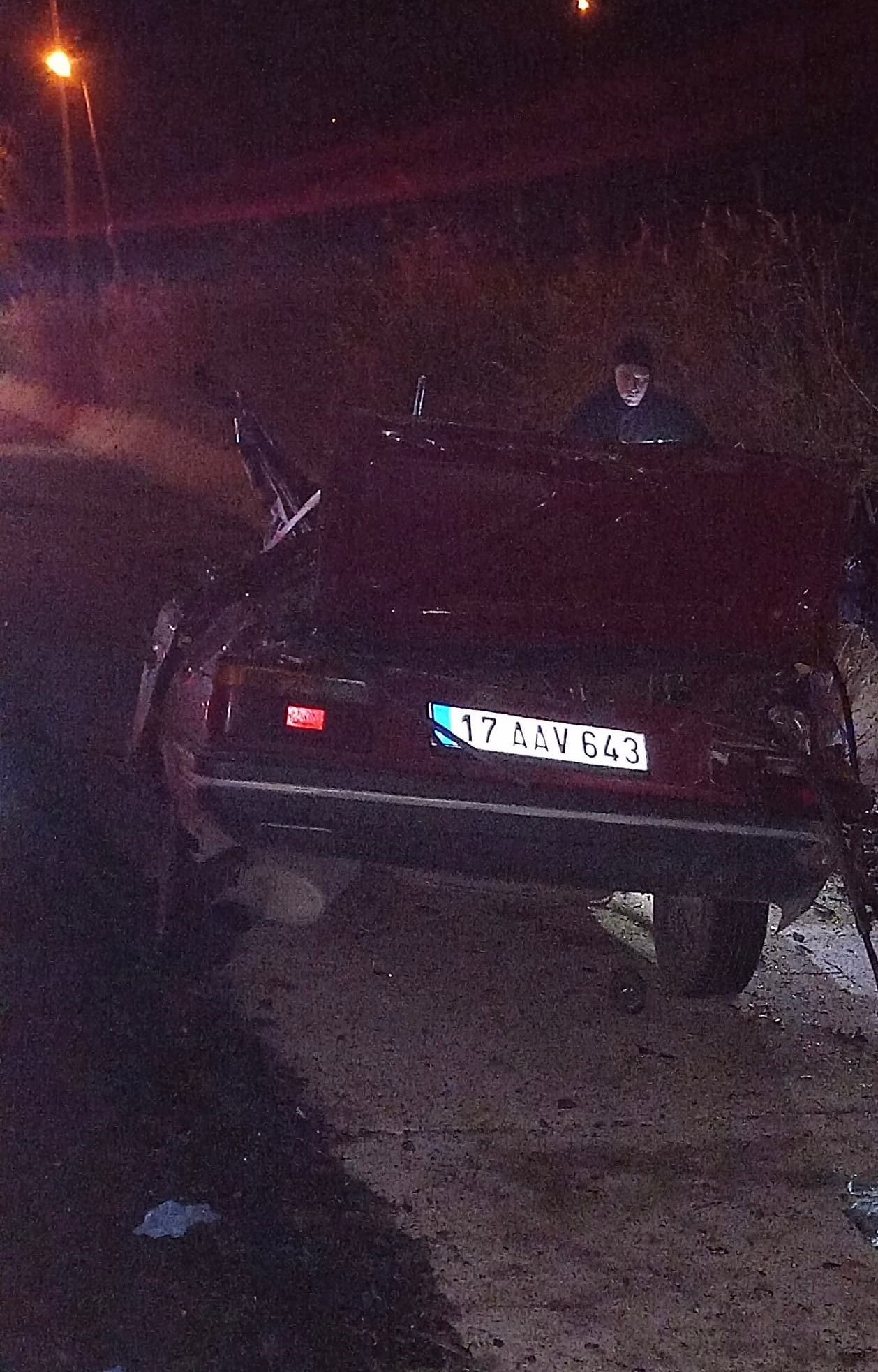 Kontrolden Çıkan Otomobil Ağaca Saplandı Acı Haber Olay Yerinden Geldi (3)