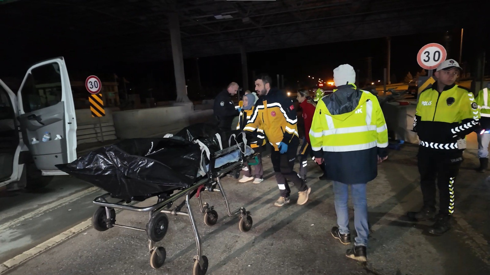 Kontrolden Çıkan Otomobil Gişelere Çarptı 27 Yaşındaki Doktor Alevler Arasında Can Verdi (2)