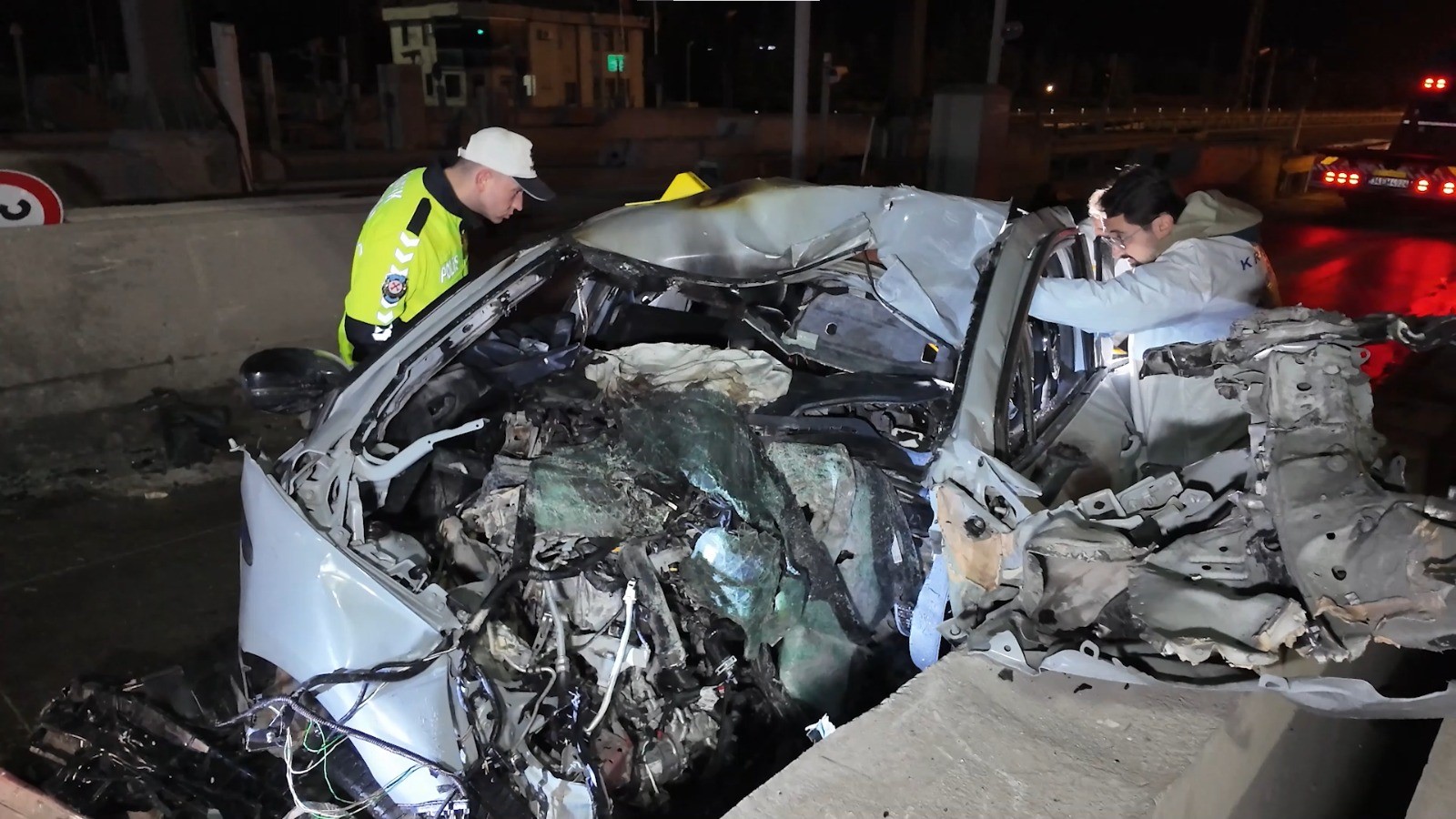 Kontrolden Çıkan Otomobil Gişelere Çarptı 27 Yaşındaki Doktor Alevler Arasında Can Verdi (3)