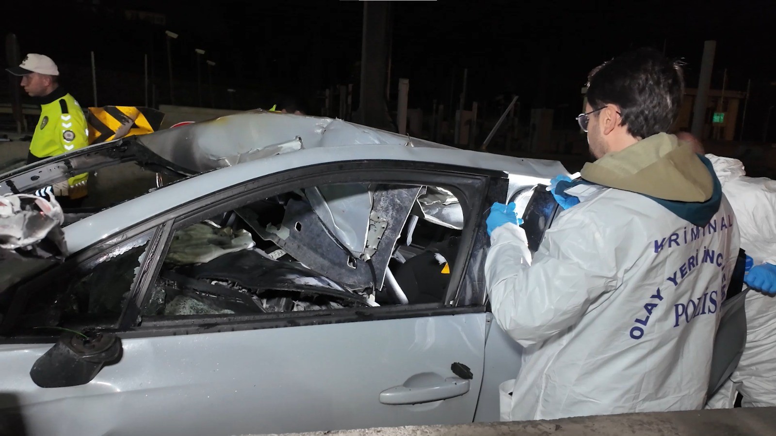 Kontrolden Çıkan Otomobil Gişelere Çarptı 27 Yaşındaki Doktor Alevler Arasında Can Verdi (4)