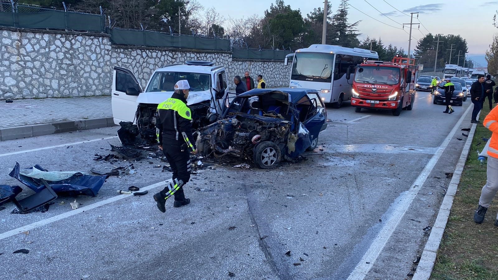 Kontrolden Çıkan Otomobil Karşı Şeride Uçtu 2 Kardeş Hayatını Kaybetti, 5 Yaralı (3)