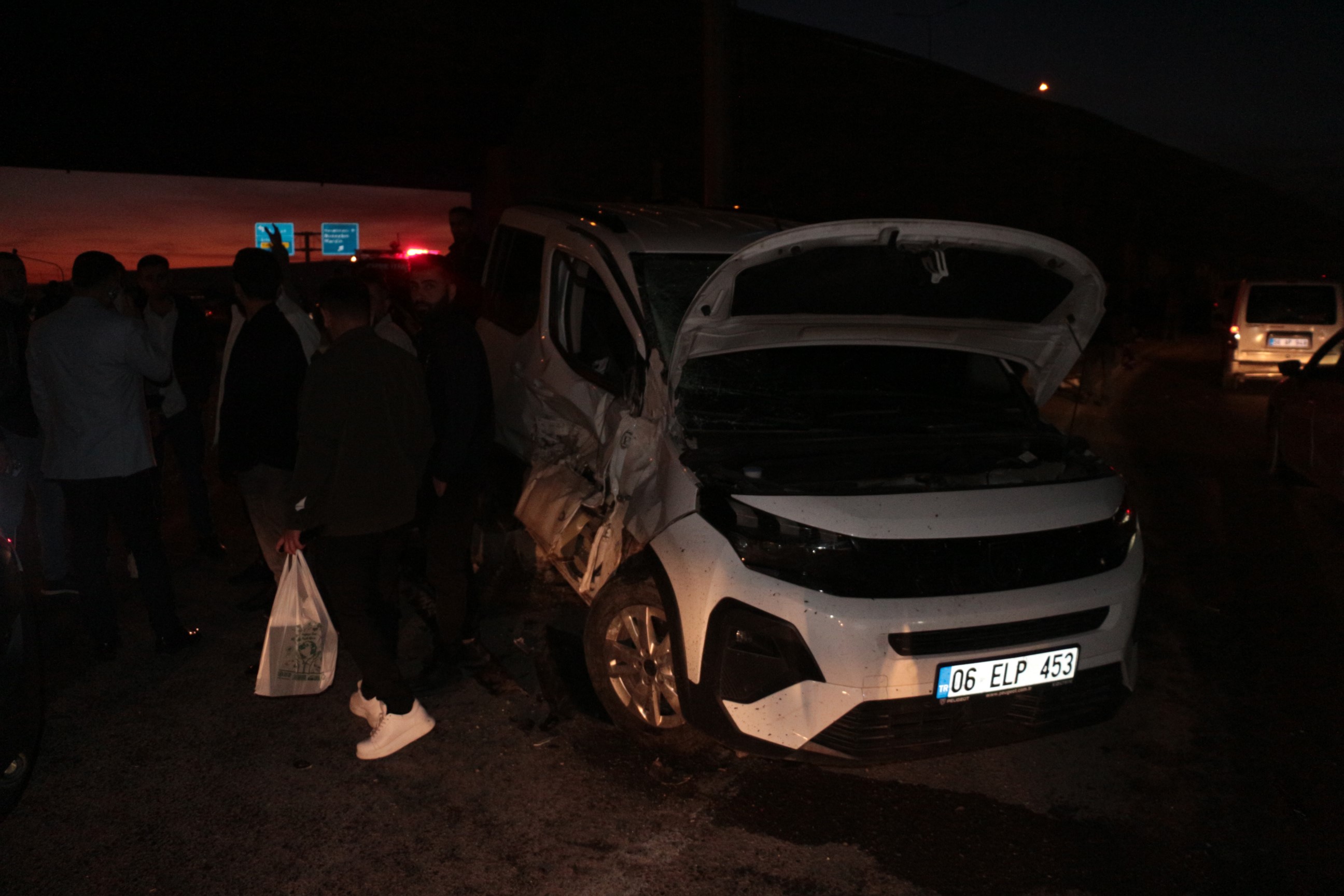 Kontrolden Çıkan Vinç 300 Metre Boyunca Önüne Geleni Biçti! 6 Araç Hurdaya Döndü, 7 Yaralı (2)