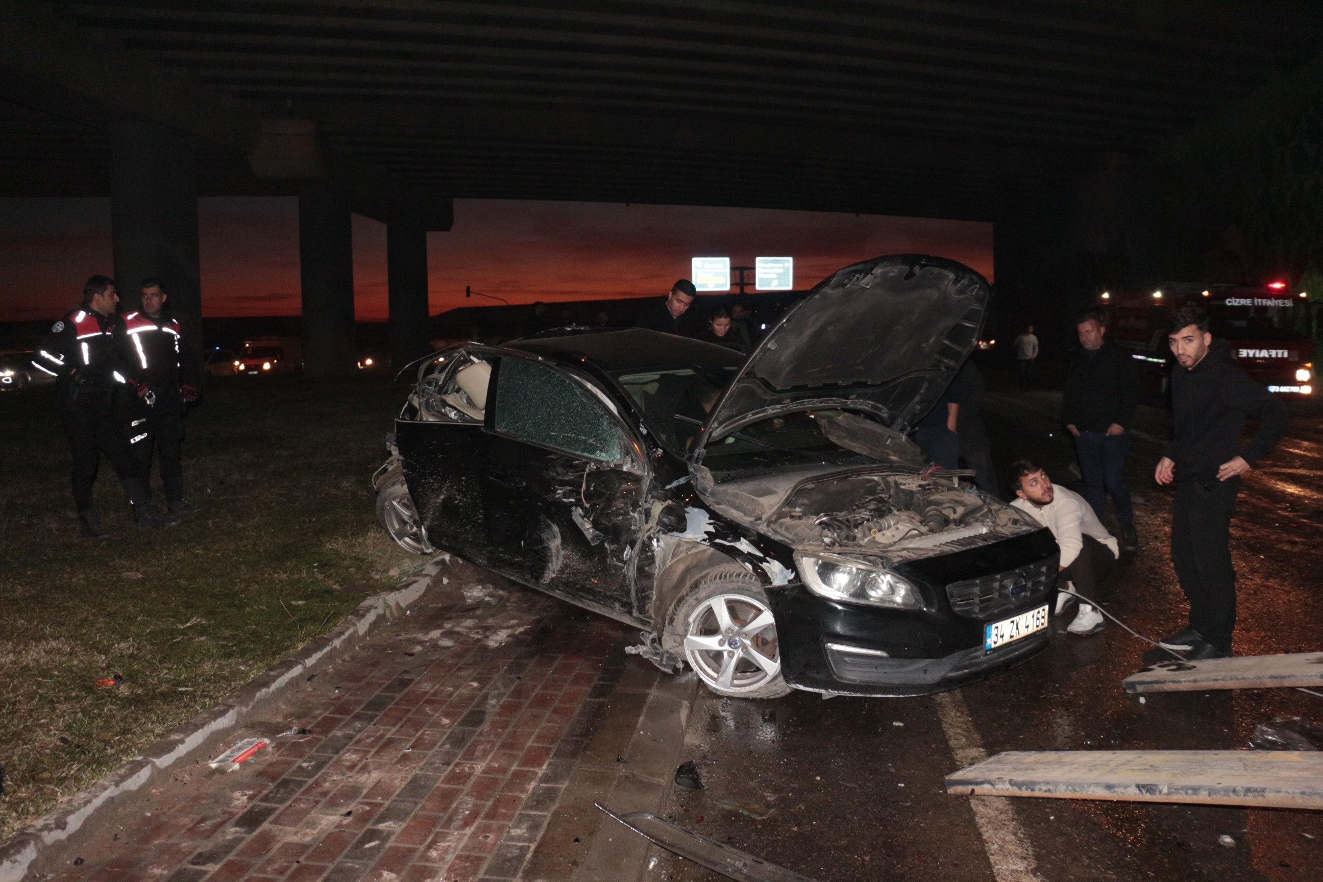 Kontrolden Çıkan Vinç 300 Metre Boyunca Önüne Geleni Biçti! 6 Araç Hurdaya Döndü, 7 Yaralı (3)