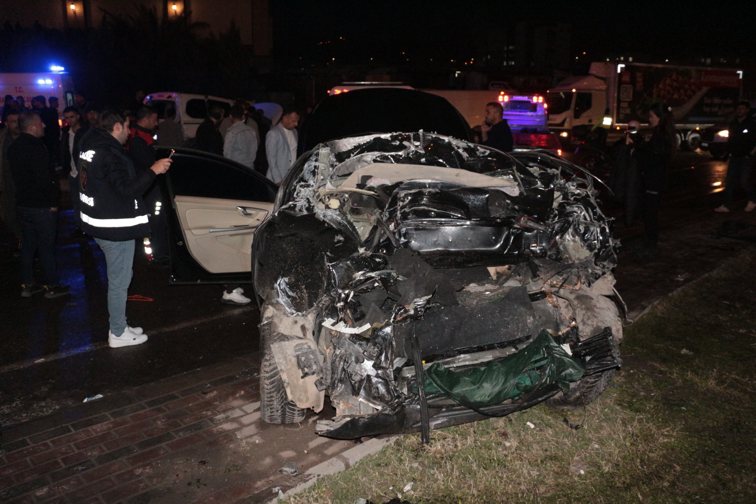 Kontrolden Çıkan Vinç 300 Metre Boyunca Önüne Geleni Biçti! 6 Araç Hurdaya Döndü, 7 Yaralı (4)