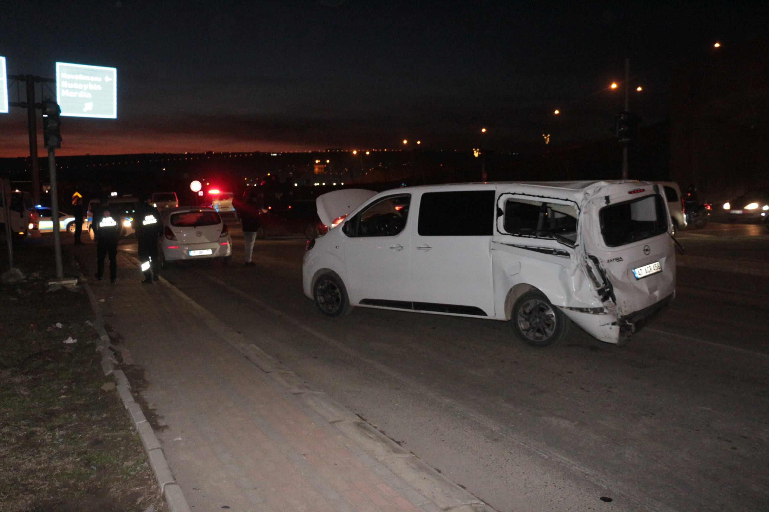 Kontrolden Çıkan Vinç 300 Metre Boyunca Önüne Geleni Biçti! 6 Araç Hurdaya Döndü, 7 Yaralı (5)