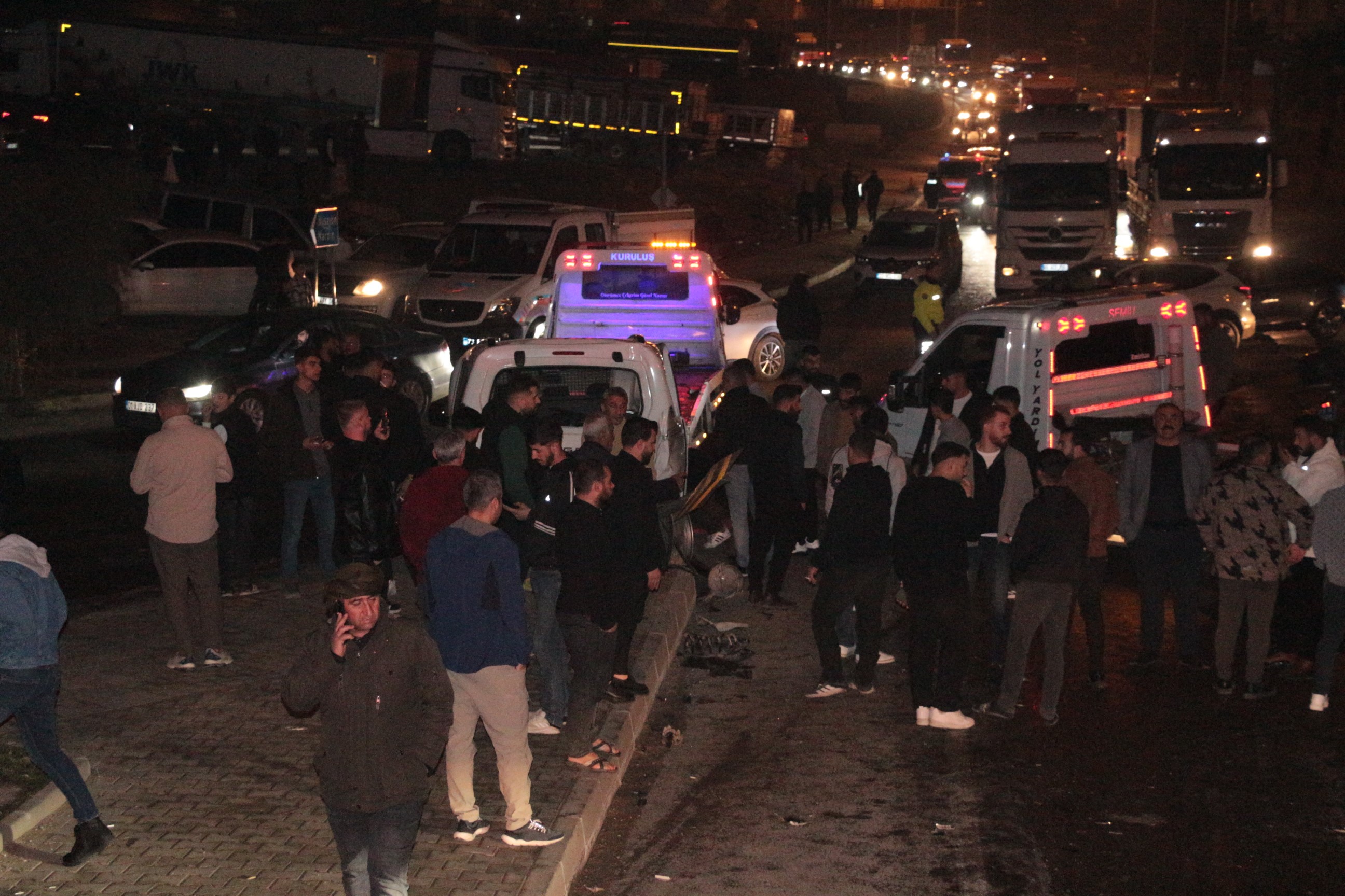 Kontrolden Çıkan Vinç 300 Metre Boyunca Önüne Geleni Biçti! 6 Araç Hurdaya Döndü, 7 Yaralı (7)