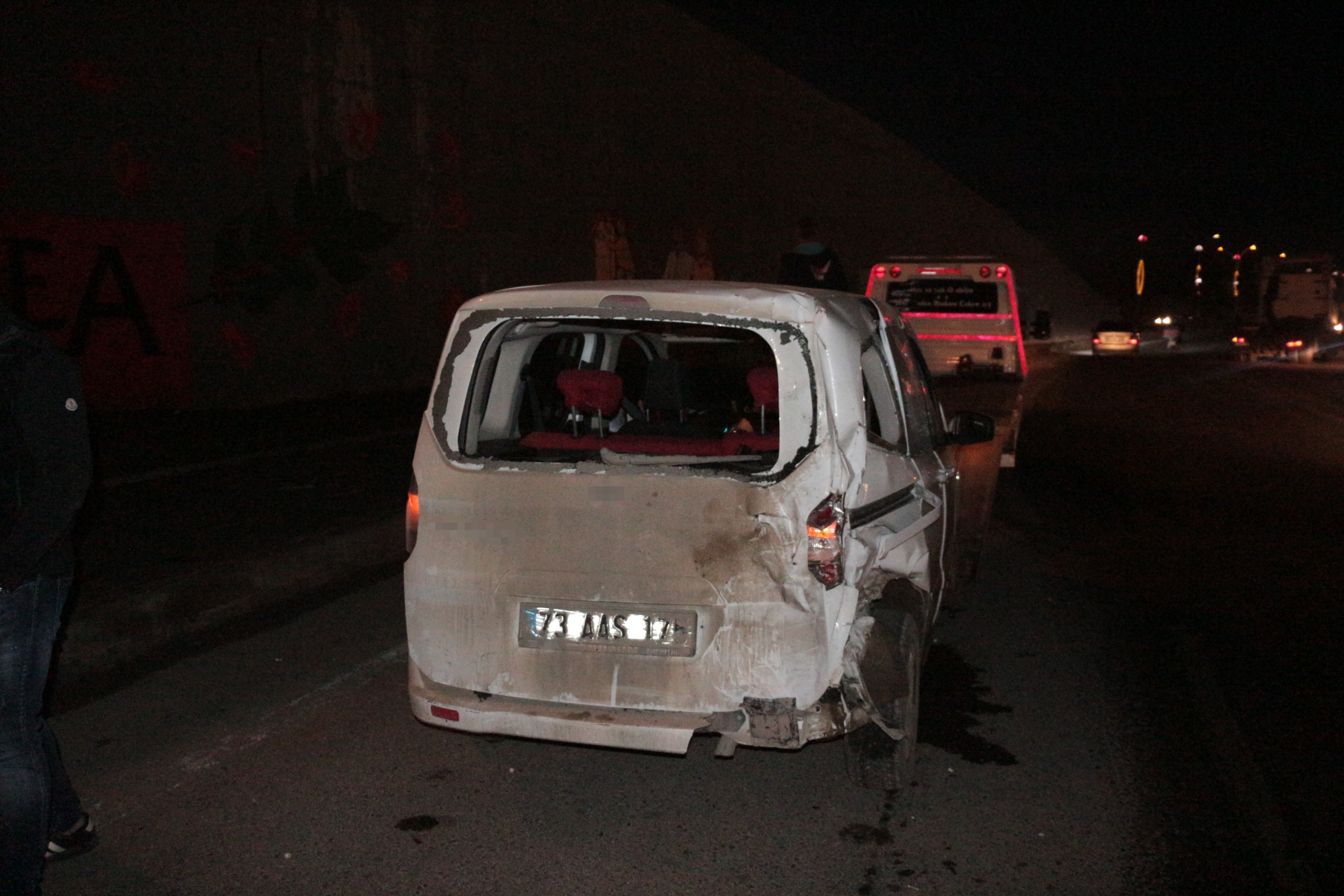 Kontrolden Çıkan Vinç 300 Metre Boyunca Önüne Geleni Biçti! 6 Araç Hurdaya Döndü, 7 Yaralı (8)