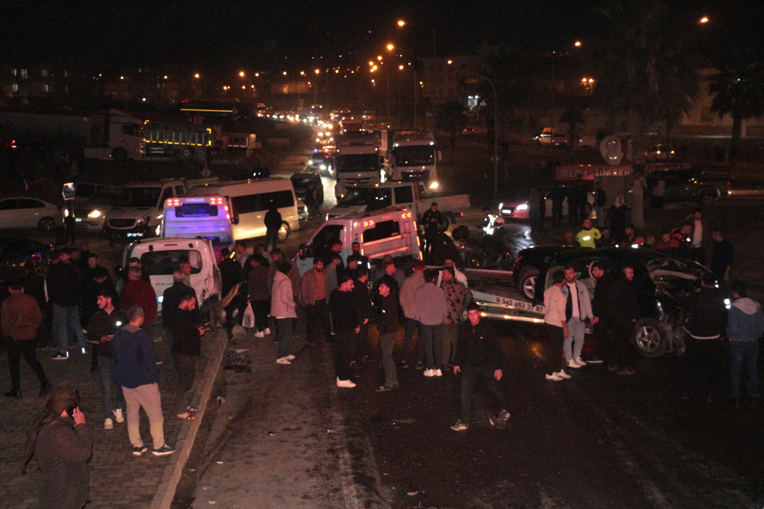 Kontrolden Çıkan Vinç 300 Metre Boyunca Önüne Geleni Biçti! 6 Araç Hurdaya Döndü, 7 Yaralı (9)