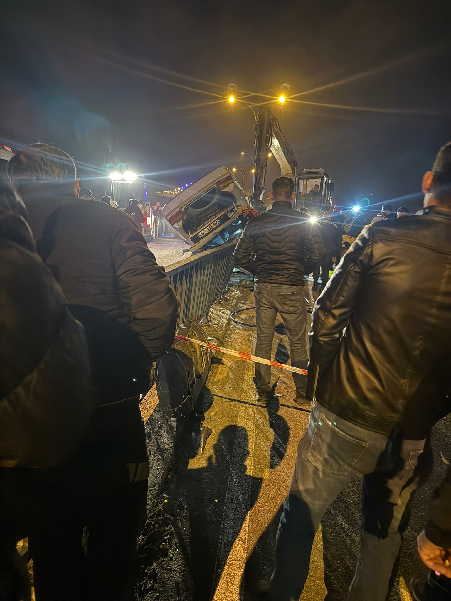 Köprü Demirlerine Çarpan Araç Hurdaya Döndü Bir Kişi Hayatını Kaybetti (2)