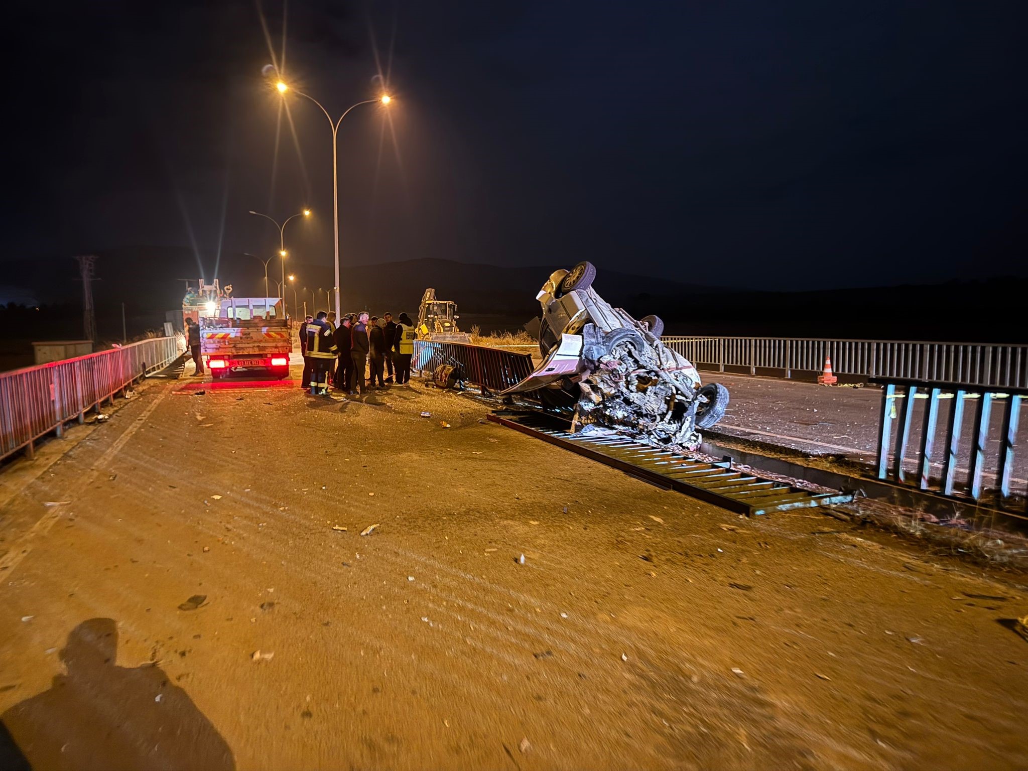 Köprü Demirlerine Çarpan Araç Hurdaya Döndü Bir Kişi Hayatını Kaybetti (3)