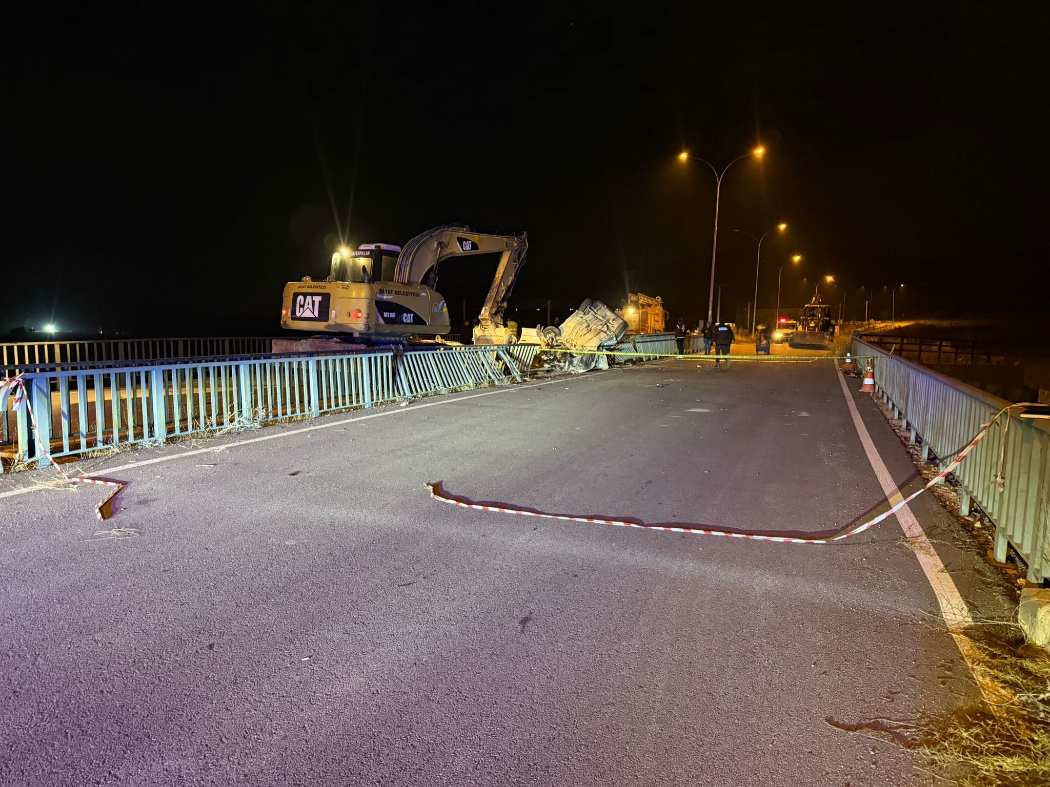 Köprü Demirlerine Çarpan Araç Hurdaya Döndü Bir Kişi Hayatını Kaybetti (4)