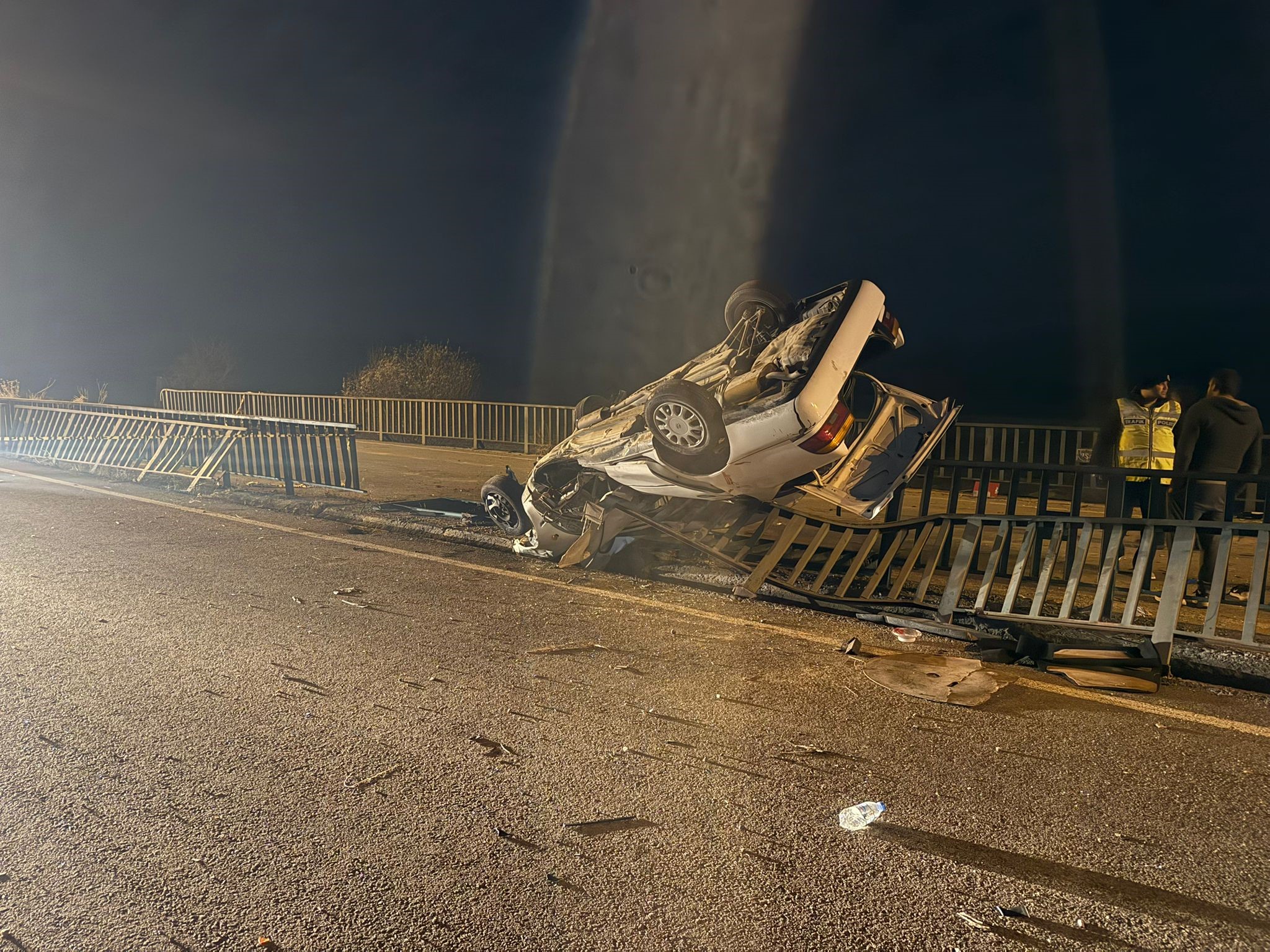 Köprü Demirlerine Çarpan Araç Hurdaya Döndü Bir Kişi Hayatını Kaybetti (5)