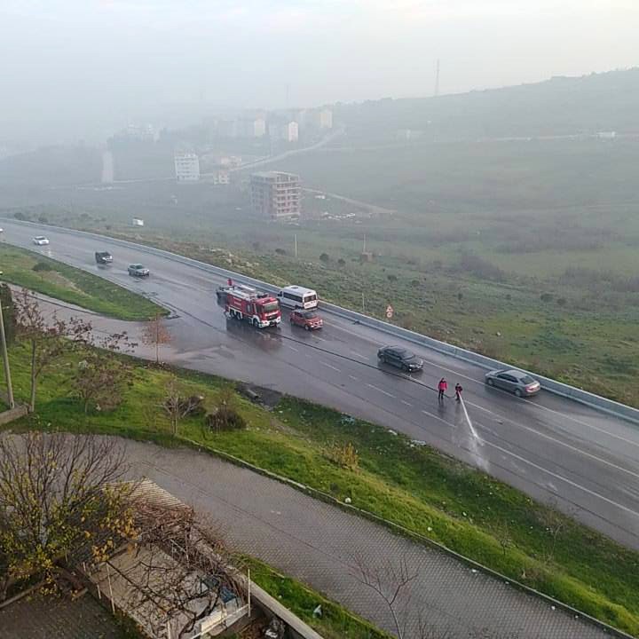 Korku Dolu Anlar Cam Yüklü Kamyonetten Yola Cam Yağdı (3)