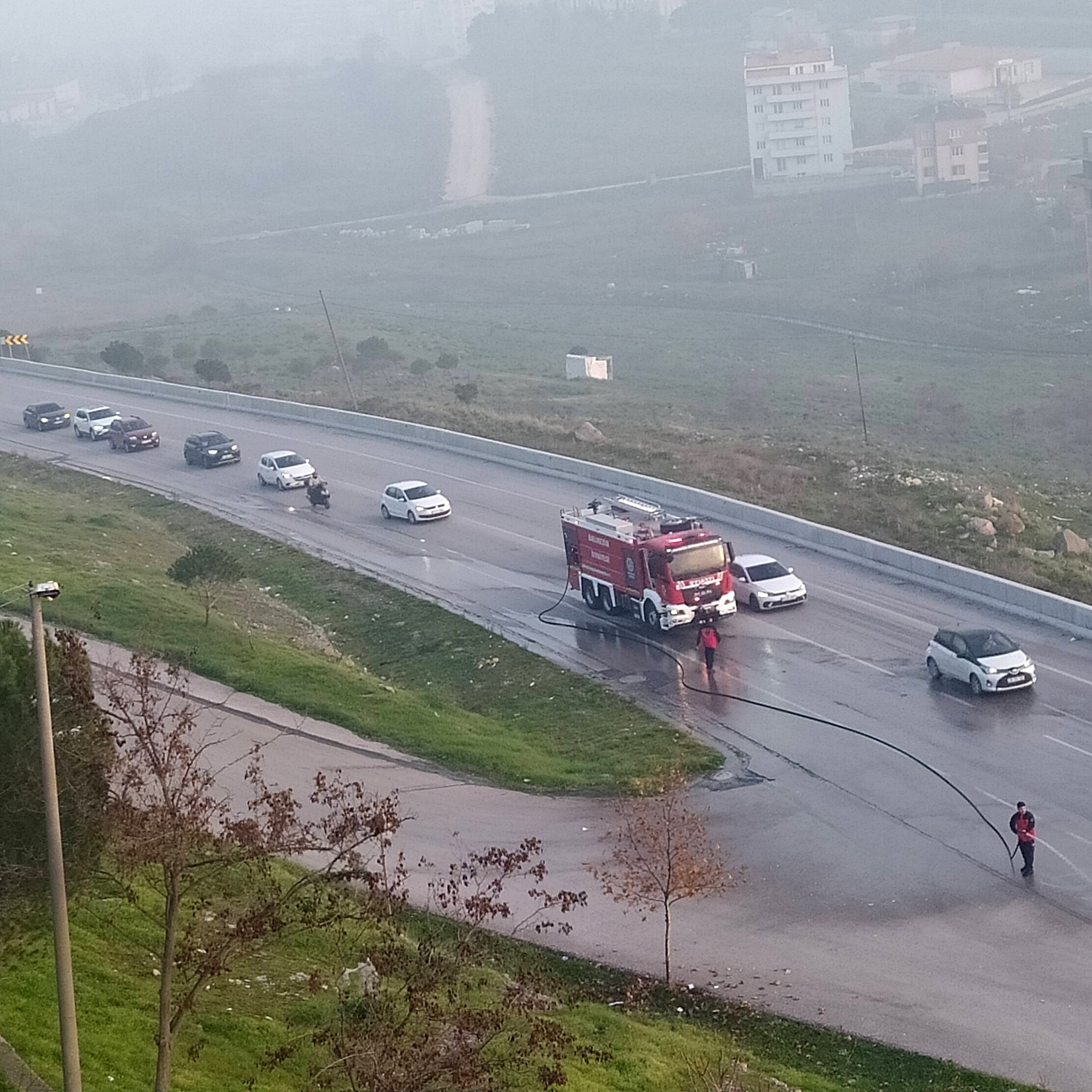 Korku Dolu Anlar Cam Yüklü Kamyonetten Yola Cam Yağdı (4)