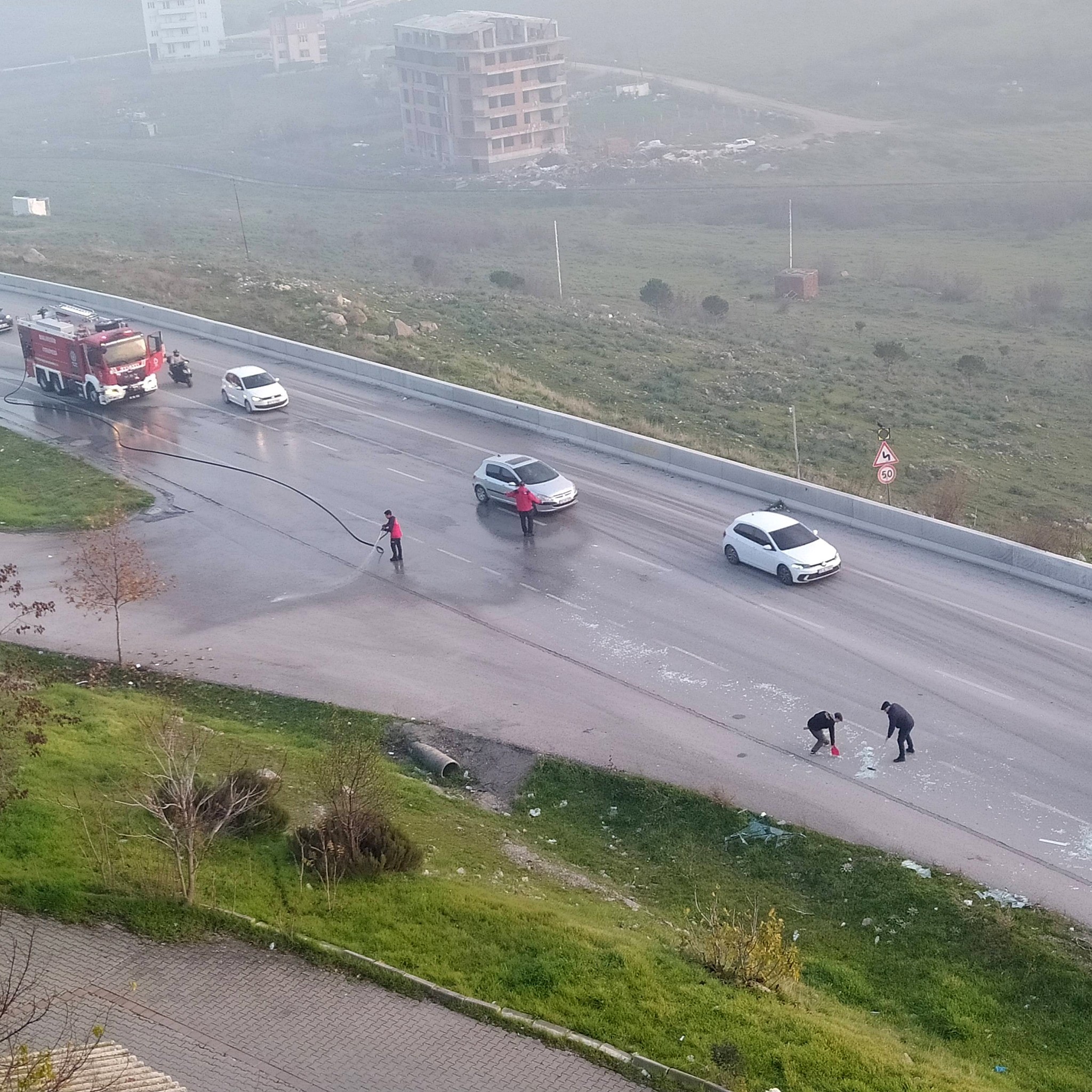 Korku Dolu Anlar Cam Yüklü Kamyonetten Yola Cam Yağdı (5)