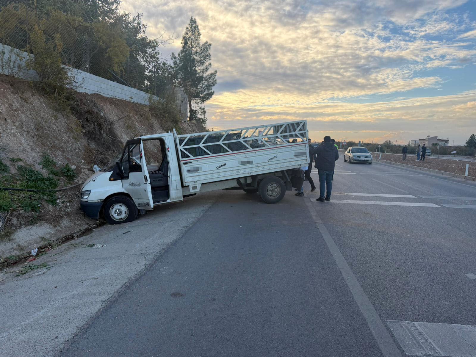 Korkunç Kaza! Kamyonetle Çarpışan Motosiklet Sürücüsü Hayatını Kaybetti (4)