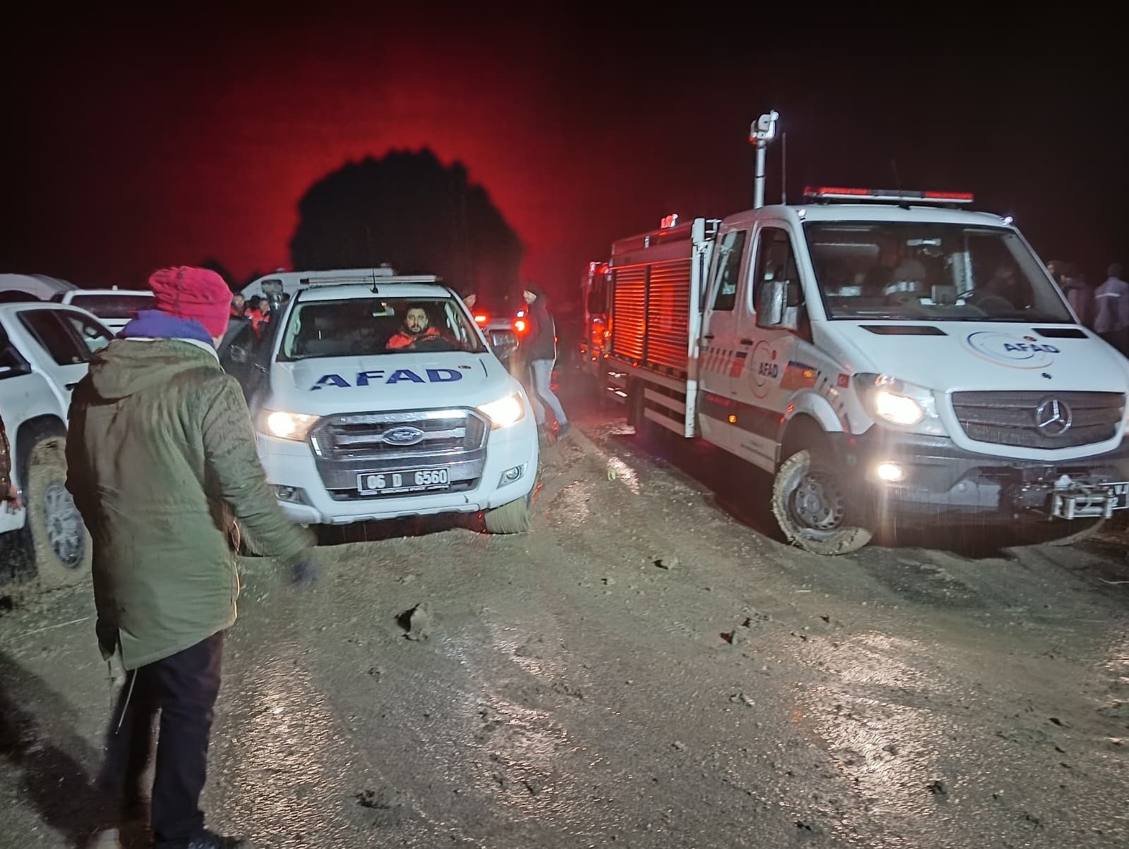 Libya Genelkurmay Başkanı’nın Bulunduğu Jet Düştü! Enkaz Çevresi Güvenlik Çemberine Alındı (5)