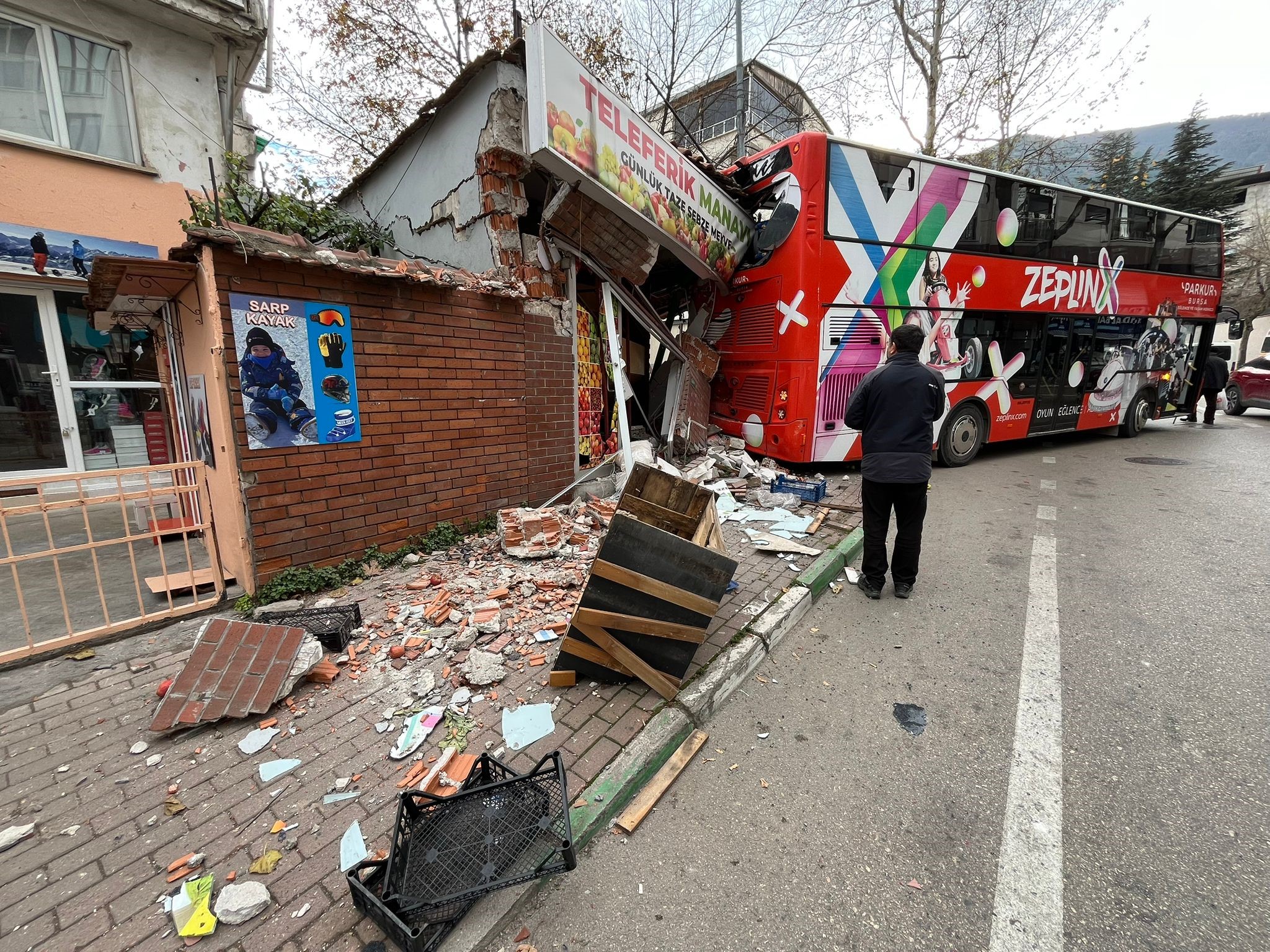 Lise Önünde Korku Dolu Anlar Otobüs Freni Boşalınca Dehşet Saçtı (3)