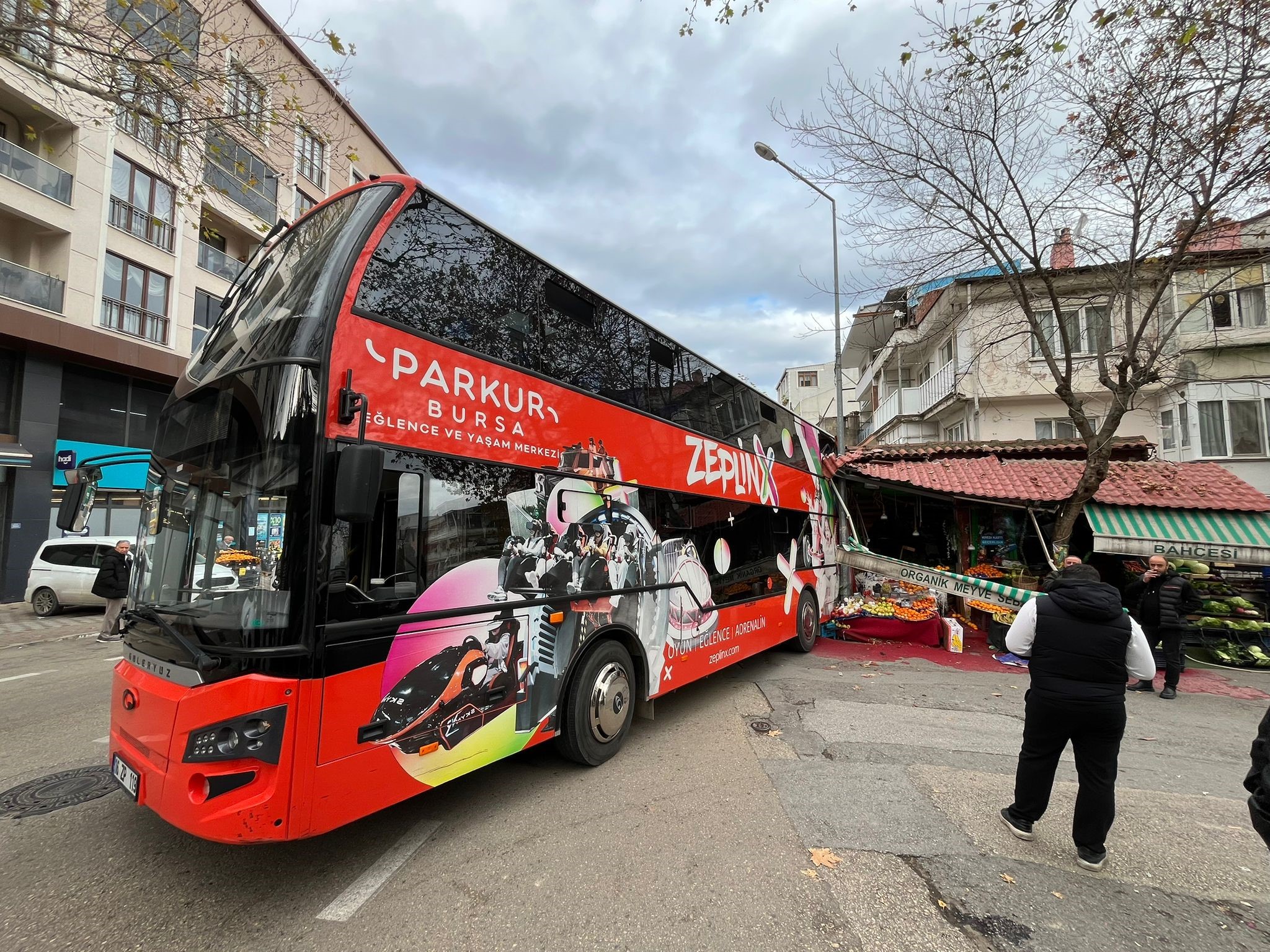 Lise Önünde Korku Dolu Anlar Otobüs Freni Boşalınca Dehşet Saçtı (4)