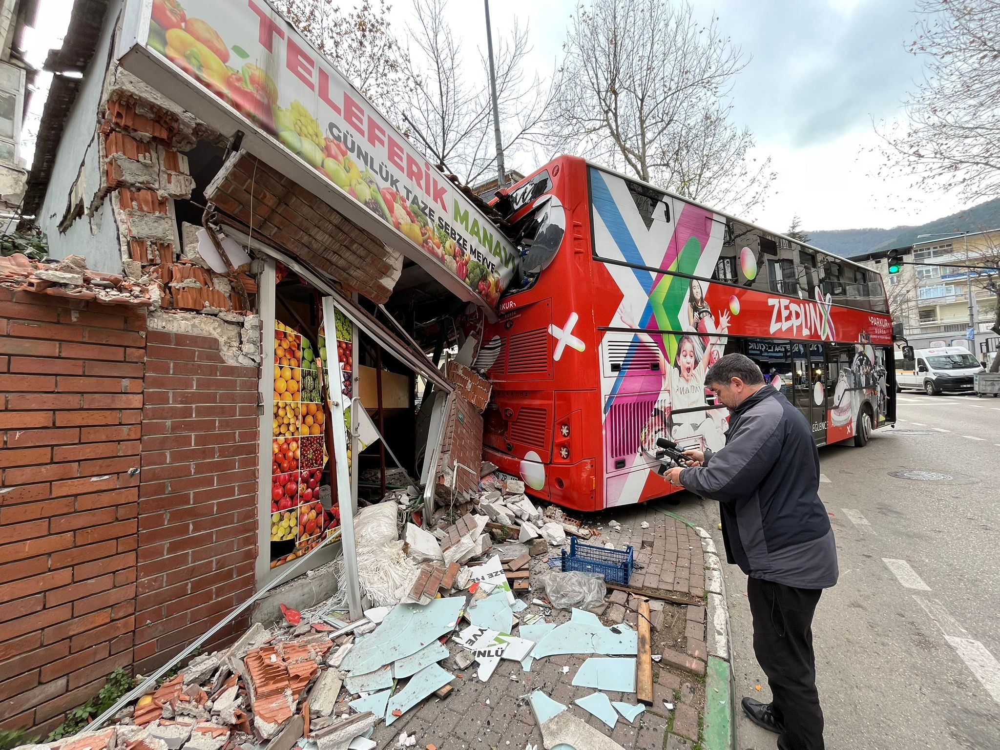 Lise Önünde Korku Dolu Anlar Otobüs Freni Boşalınca Dehşet Saçtı (5)