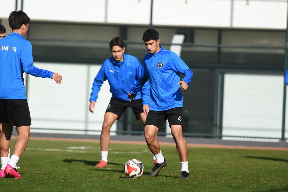 Manisa Fk Keciorengucu Maci Icin Sahada (2)