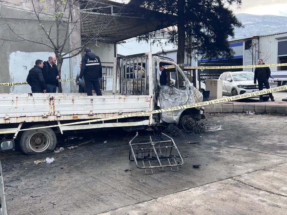 Manisada Arac Yanginina Giden Ekipler Cesetle Karsilasti (2)