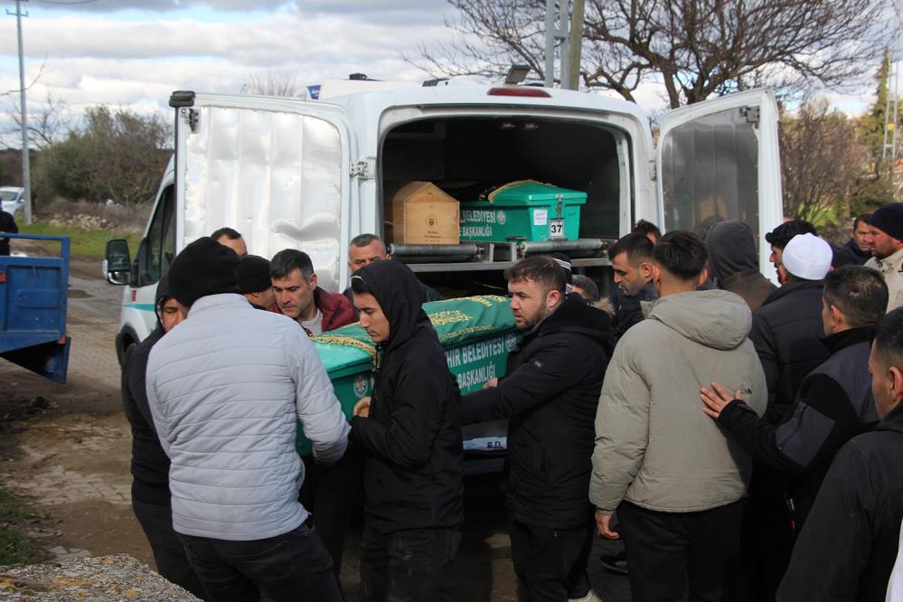 Manisada Feci Kazada Hayatini Kaybeden Baba Ogul Ve Torun Topraga Verildi (3)