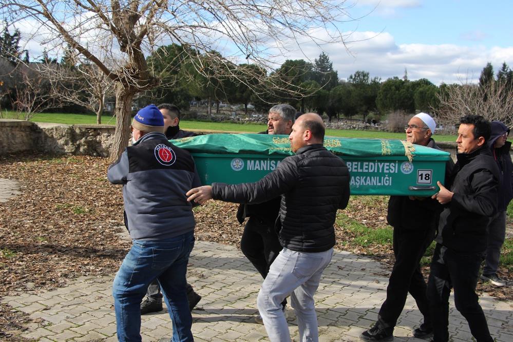 Manisada Feci Kazada Hayatini Kaybeden Baba Ogul Ve Torun Topraga Verildi (4)