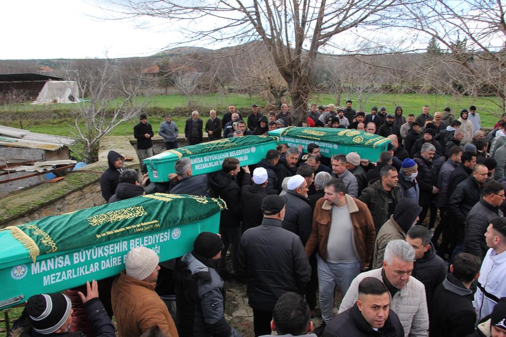 Manisada Feci Kazada Hayatini Kaybeden Baba Ogul Ve Torun Topraga Verildi (5)