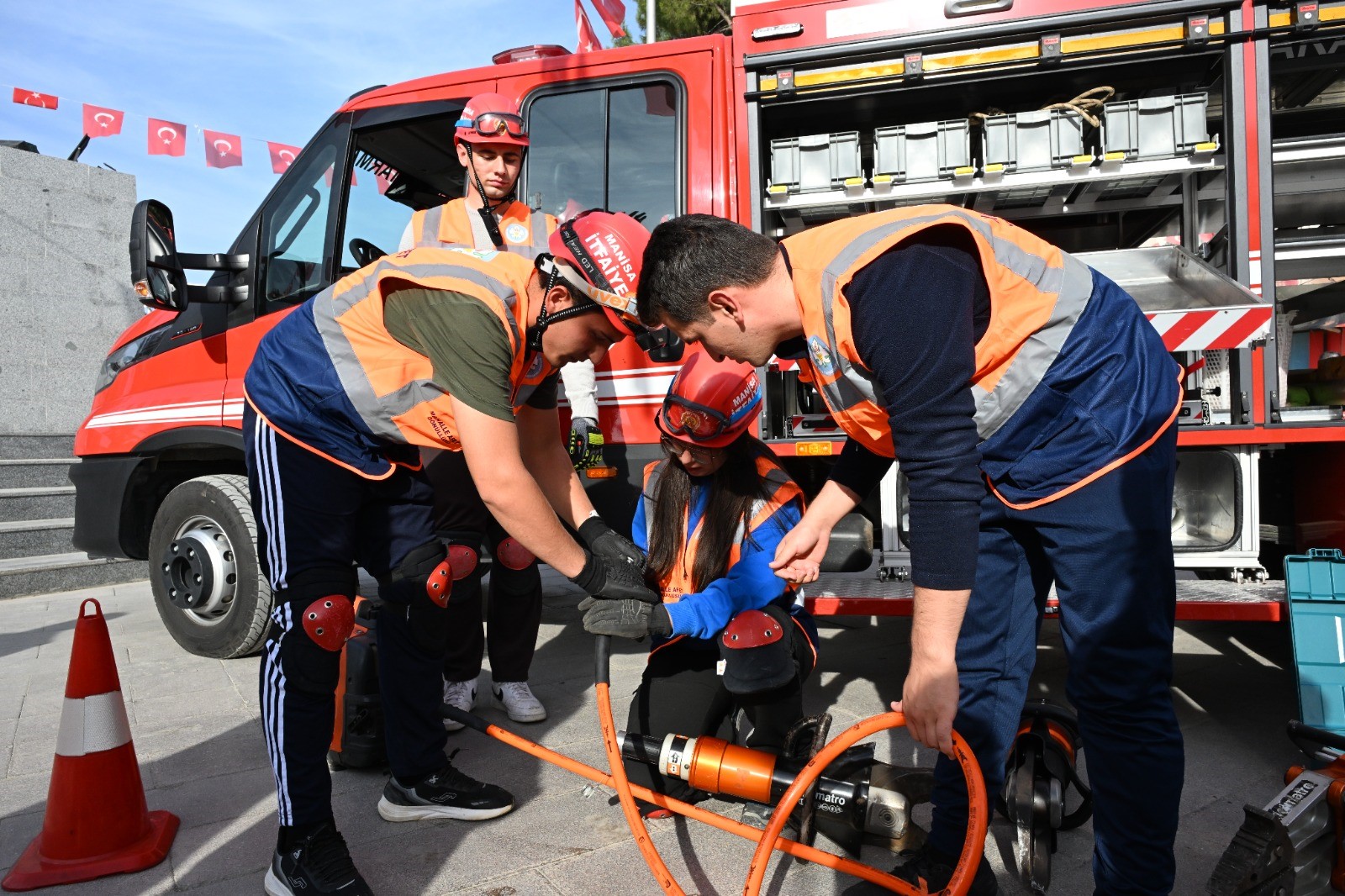 Manisada Vatandaslar Afet Ve Acil Durumlara Hazirlaniyor Mahalle Afet Gonulluleri Egit (2)