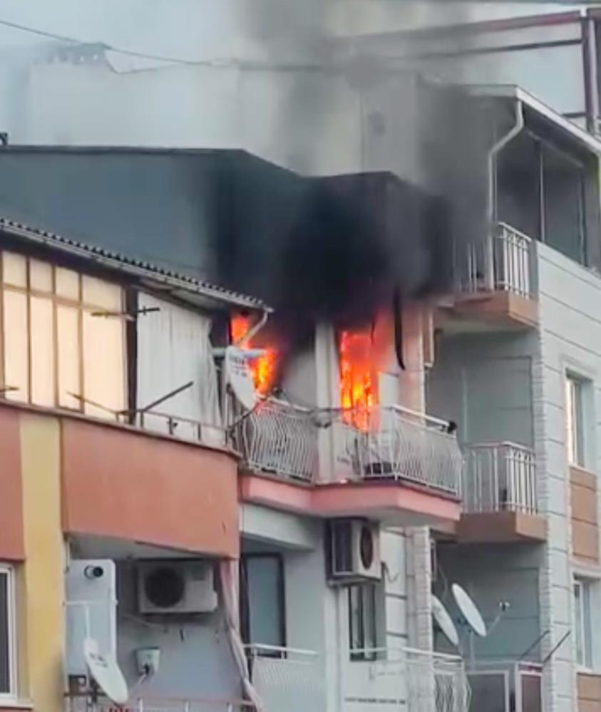 Manisada Yurek Burkan Yangin 6 Kedi Telef Oldu 2 Kisi Dumandan Etkilendi (2)