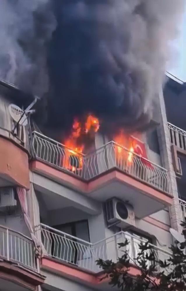 Manisada Yurek Burkan Yangin 6 Kedi Telef Oldu 2 Kisi Dumandan Etkilendi (4)