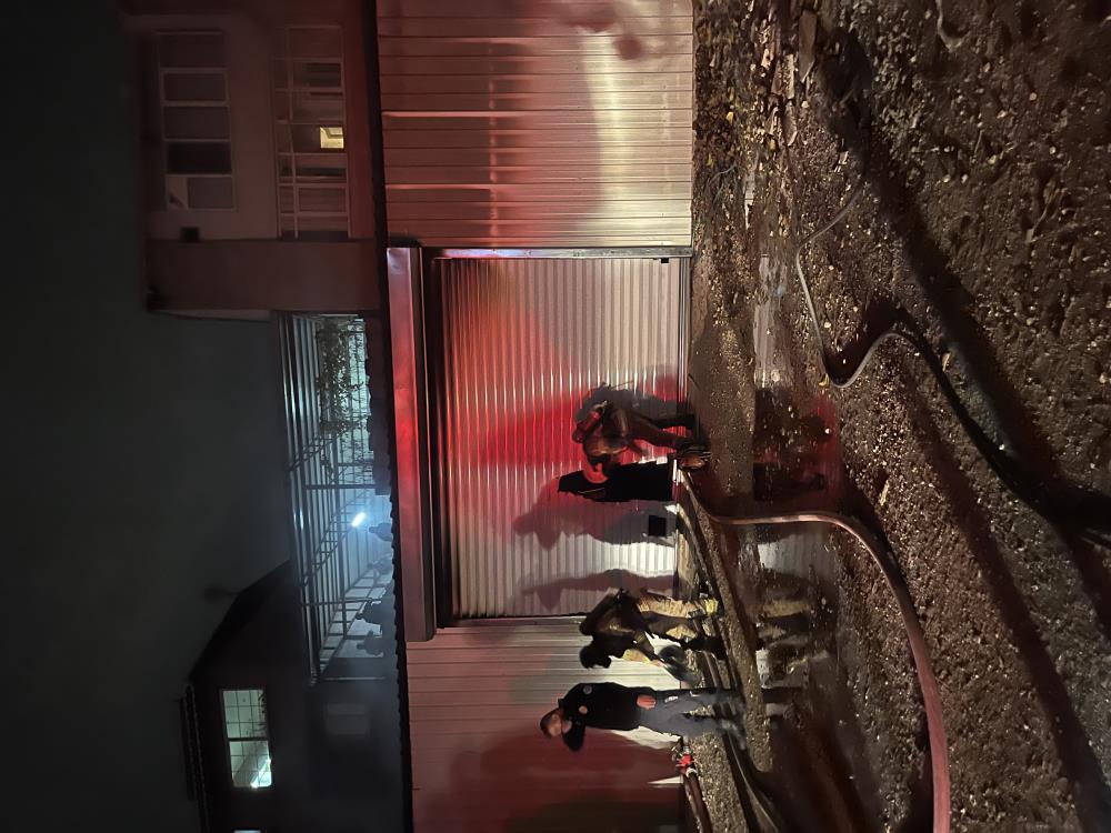 Marangoz Atolyesinde Korkutan Patlama Itfaiye Surgulu Kapiyi Keserek Iceri Girdi (2)