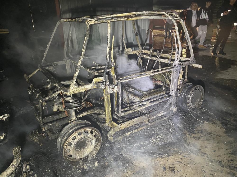 Marangoz Atolyesinde Korkutan Patlama Itfaiye Surgulu Kapiyi Keserek Iceri Girdi (3)