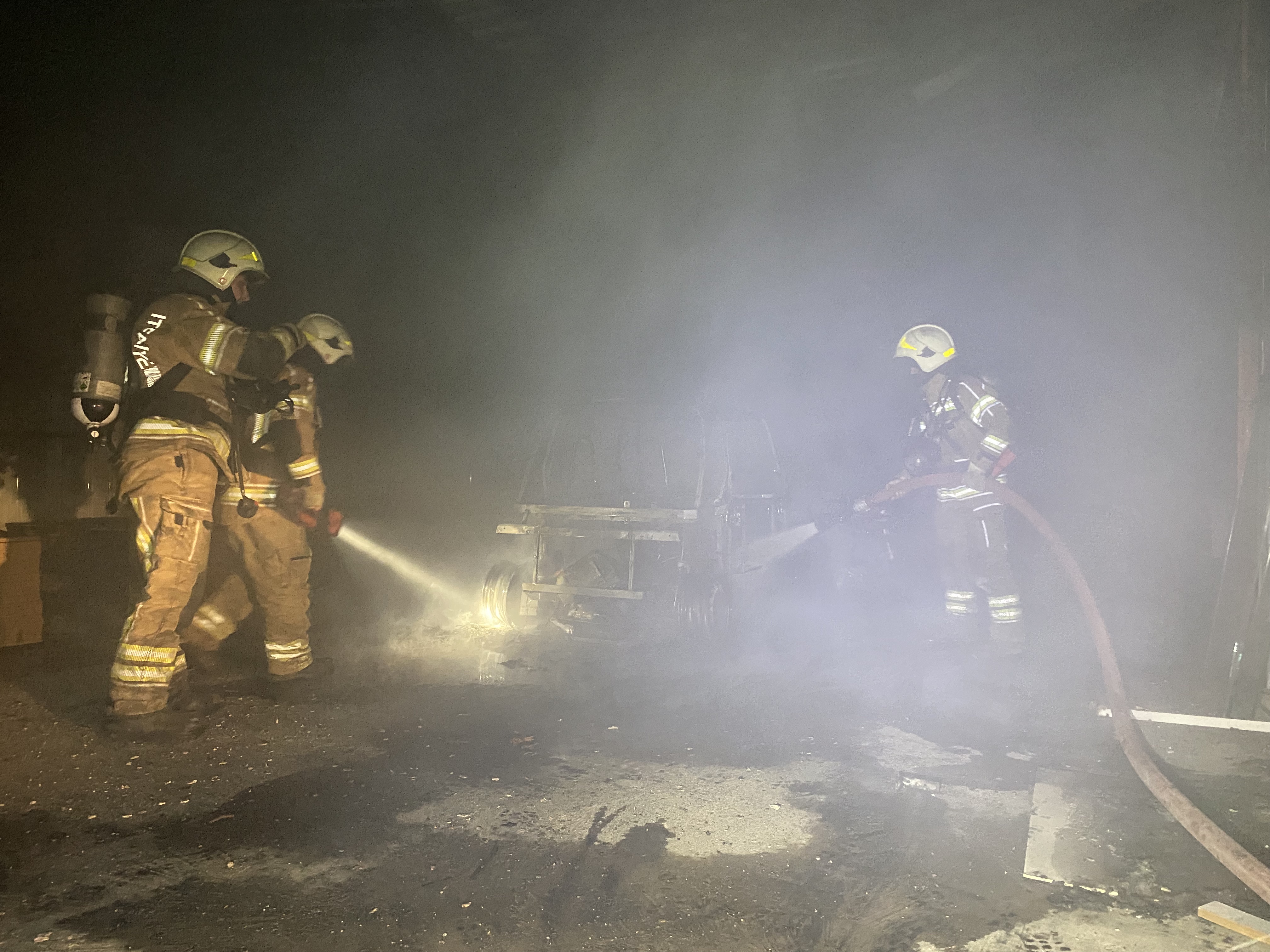 Marangoz Atolyesinde Korkutan Patlama Itfaiye Surgulu Kapiyi Keserek Iceri Girdi (4)